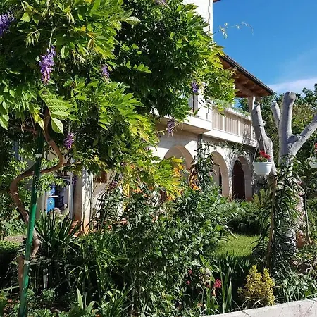 In Picturesque Village 아파트 수마르틴