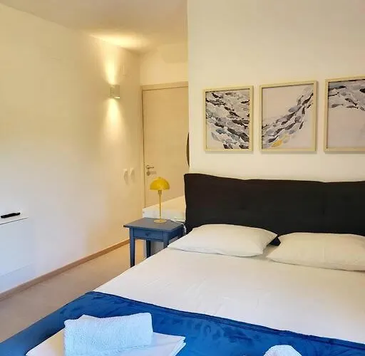 In Picturesque Village 아파트 *