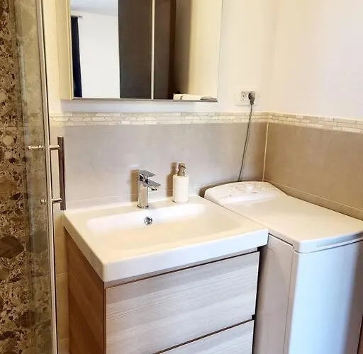 아파트 In Picturesque Village