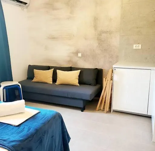 In Picturesque Village 수마르틴