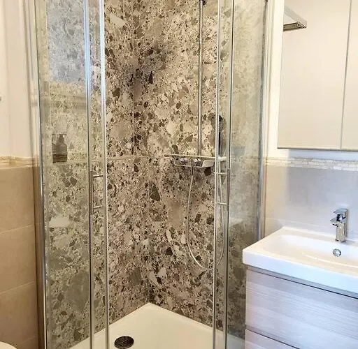 아파트 In Picturesque Village