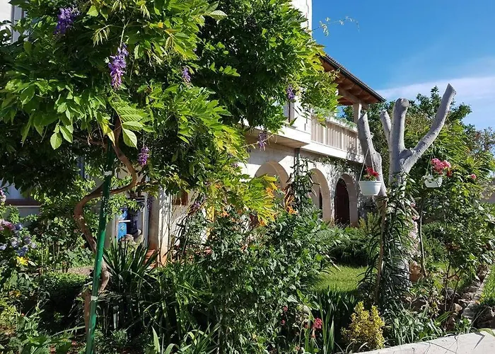 In Picturesque Village 아파트 수마르틴