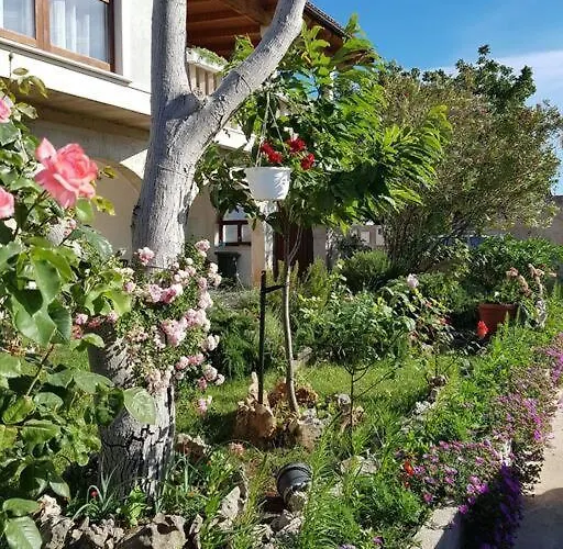 In Picturesque Village 아파트 *